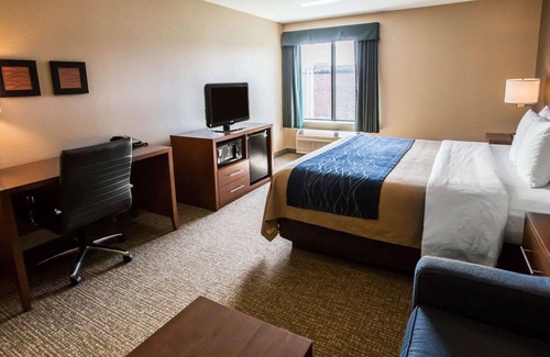 Village of Lakewood Hotel | Comfort Inn Crystal Lake - Algonquin