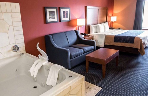 Village of Lakewood Hotel | Comfort Inn Crystal Lake - Algonquin