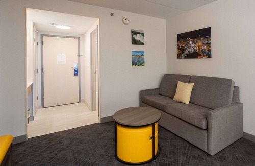 Cheektowaga Hotel | Comfort Inn & Suites Buffalo Airport