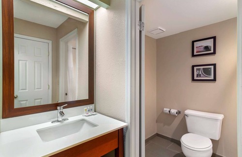 Warner Robins Hotel | Comfort Inn & Suites - near Robins Air Force Base Main Gate