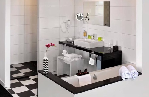 Zestienhoven Hotel | Comfort Meets Convenience Next to Rotterdam Airport! Onsite Dining!