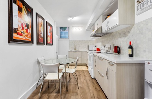 Glendale Apartment | Comfort of your home in a middle of the vine country. Niagara On The Lake