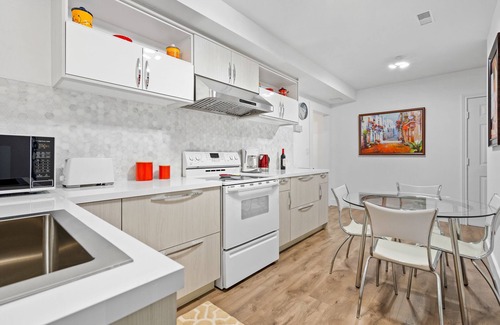 Glendale Apartment | Comfort of your home in a middle of the vine country. Niagara On The Lake