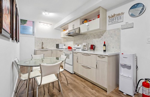 Glendale Apartment | Comfort of your home in a middle of the vine country. Niagara On The Lake