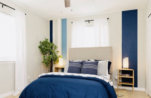 Orlando House | Comfort - Relaxation - Queen Beds - Snack Bars