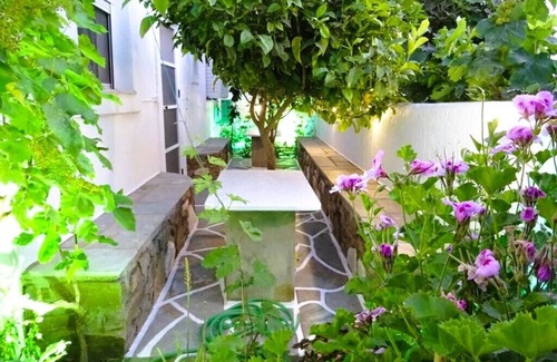 Paros Apartment | Comfort Room 28 m² (3-4 Adults) - Semi Basement near Livadia Beach 300m.