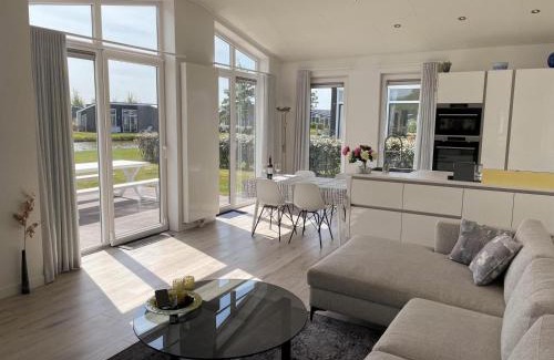 Wemeldinge House | Comfortabel en modern ingericht huis met uitzicht op het meer 46