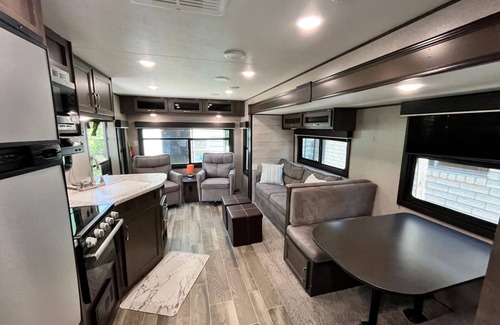 Beaumont House | Comfortable 1BR RV for mid-to-long term stays