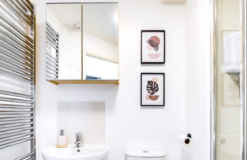 Solihull Apartment | Comfortable 2 bedroom flat with gated parking