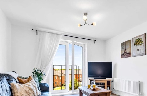 Solihull Apartment | Comfortable 2 bedroom flat with gated parking