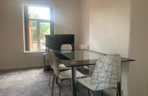 Erdington Apartment | Comfortable 2 bedroom Apartment 7 Minute Walk to Train Station