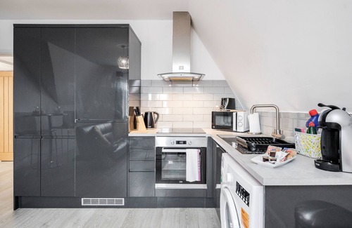 Bedford Apartment | Comfortable 2BR Apartment in Bedford