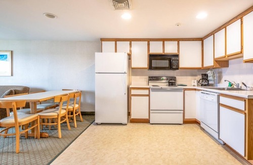 West Yarmouth Apartment | Comfortable 2BR Townhouse with Private BBQ Facilities & Sun Loungers by Beach