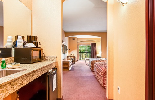 Wisconsin Dells Condo | Comfortable 2nd-floor studio with balcony & central AC - great location