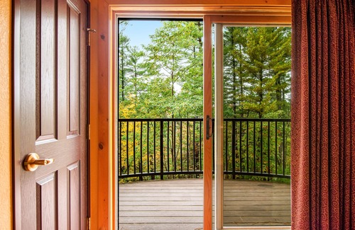 Wisconsin Dells Condo | Comfortable 2nd-floor studio with balcony & central AC - great location