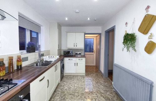Chapeltown House | Comfortable 3-Bedroom Leeds Beach House - Ideal for Work Stays with Parking