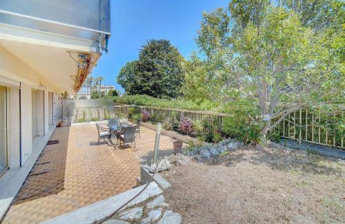 Riou - Petit Juas - Av de Grasse Apartment | comfortable 3 bedroom, superb south terrace