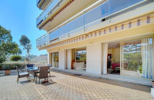 Riou - Petit Juas - Av de Grasse Apartment | comfortable 3 bedroom, superb south terrace