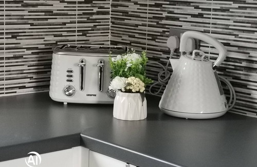 Walsall House | Comfortable 3 BR with parking-WS2 for contractors, professionals and familiesn