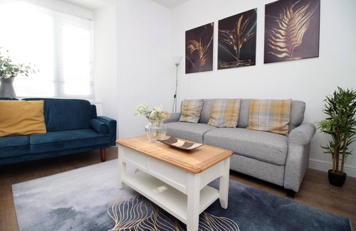 Castle Apartment | Comfortable 5-Bedroom Home free parking