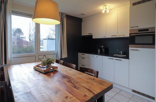 Makkum House | Comfortable 6-person Link Deluxe bungalow with yard, patio, and water view at Beach Resort Makkum on the IJsselmeer.