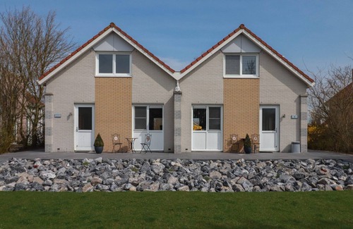 Makkum House | Comfortable 6-person Link Deluxe bungalow with yard, patio, and water view at Beach Resort Makkum on the IJsselmeer.
