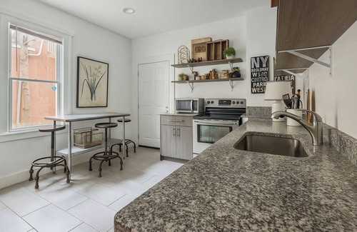 Detroit House | Comfortable 6BR Getaway WiFi A/C Pet-Friendly