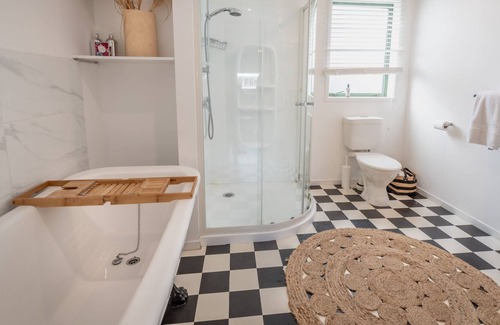 Blackpool House | Comfortable Adaptable home in a great location on Waiheke