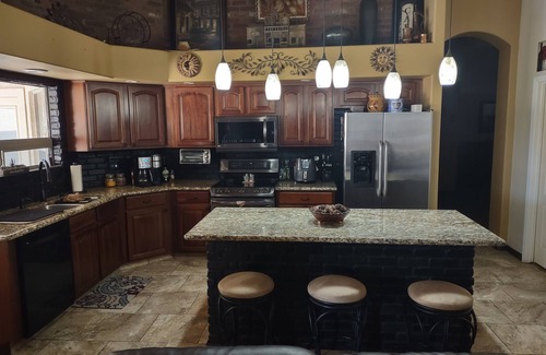 Maricopa House | Comfortable and beautiful golf course home with inviting/accessorized backyard.
