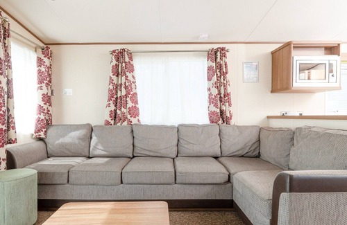 Bridport House | Comfortable and modern pet friendly 12ft-wide caravan.