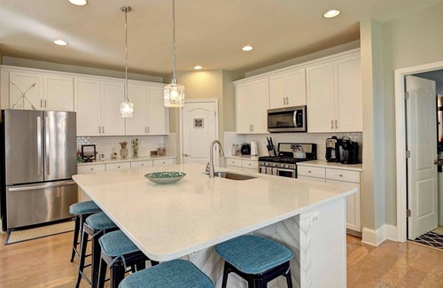 Millville House | Comfortable and Spacious 5 Bed 3 Bath House in Bishops Landing Community! Wifi Available, Pools, Fitness Center, Tennis, Beach Shuttle, Playground!