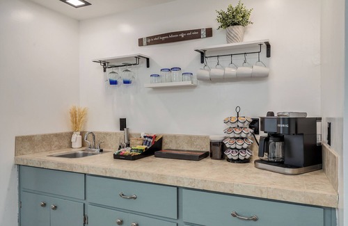 South Harrison House | Comfortable and Stylish 4-bedroom with Pool in Eastside Tucson - 10 guests