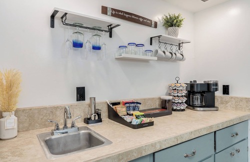 South Harrison House | Comfortable and Stylish 4-bedroom with Pool in Eastside Tucson - 10 guests