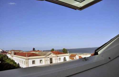 Se Apartment | Comfortable apartment with river view and AC, fully equipped, very close to the center of Lisbon in the traditional Alfama district.