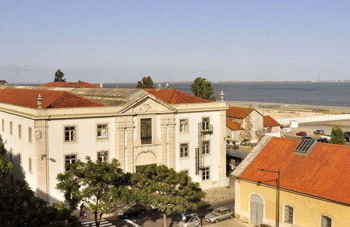 Se Apartment | Comfortable apartment with river view and AC, fully equipped, very close to the center of Lisbon in the traditional Alfama district.