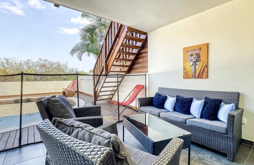La Possession House | Comfortable apartment with terrace and direct pool access