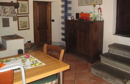 Calci Apartment | Comfortable apartment in an ancient Tuscan country house with terrace and garden