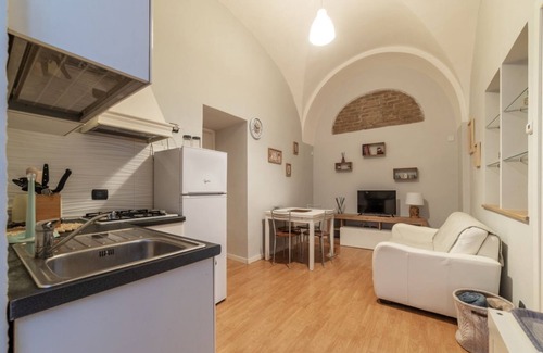 Aventine Apartment | Comfortable apartment located on the ground floor of a building. Shared entrance with another apartment under our management.In 40 m2 of space it comfortably accommodates 2 people with a double bedroom.The property is located in an area well connected by