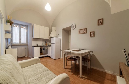 Aventine Apartment | Comfortable apartment located on the ground floor of a building. Shared entrance with another apartment under our management.In 40 m2 of space it comfortably accommodates 2 people with a double bedroom.The property is located in an area well connected by