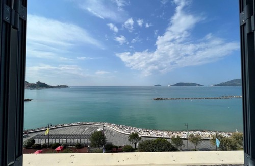 San Terenzo Apartment | Comfortable apartment of approximately 64 m2, able to accommodate up to 4 people, located on the fourth floor of a building without a lift. The accommodation is located in an area full of all services and boasts a wonderful view of the San Terenzo beach.