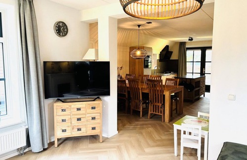 Hooghalen House | Comfortable bungalow for 6 adults and 2 children, with jacuzzi, 3 bedrooms, 2 bathrooms, and a box bed.