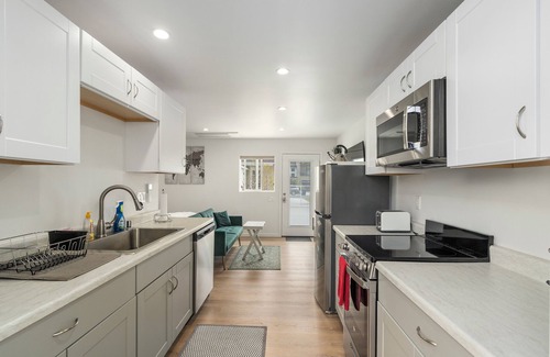 Redondo Beach Cottage | Comfortable cottage 1 mile from the beach