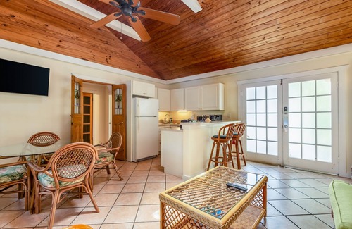 Downtown Cabin | Comfortable Cottage with Private Pool & Lovely Garden - Great Location