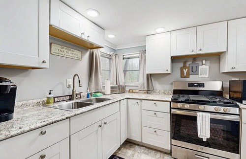 Central Vermont- Killington House | Comfortable dog-friendly home w/pond view, deck, gas grill, wifi, TVs, kitchen