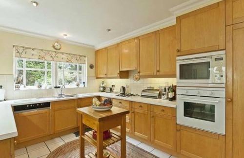 Runnymede House | Comfortable Double Room Close to RHUL /Airport