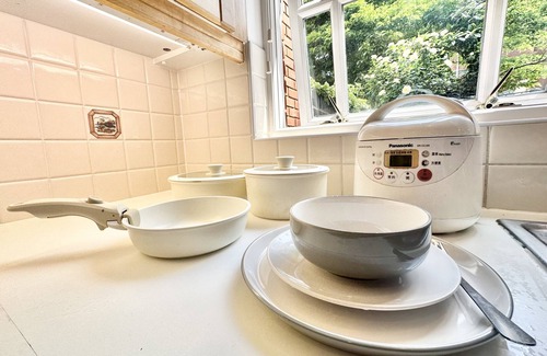 Runnymede House | Comfortable Double Room Close to RHUL /Airport