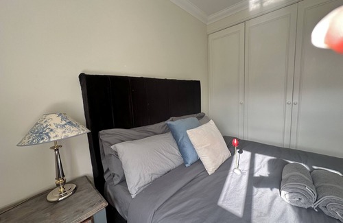 Runnymede House | Comfortable Double Room Close to RHUL /Airport