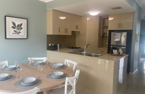 Glenelg East House | Comfortable, family sized, close to tram, explore the Festival City.