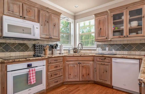 Bullard House | Comfortable Family Retreat On Lake Palestine w/Pool, Hot Tub, & Boat House