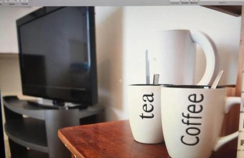 Harlington House | Comfortable Family room with Tv, Free Fast Wifi, Sleeps 3